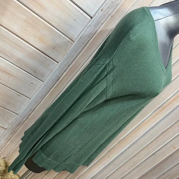 Ava & Viv Green V-Neck Sweater - Picture 4 of 6